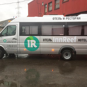 Дизайн, печать и монтаж наклеек на микроавтобус для гостиницы InnReef, г. Сочи